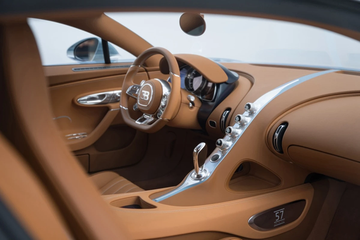 Chiếc Chiron Super Sport "57 One of One" sở hữu nội thất được bọc da cổ điển Gaucho màu nâu, đi kèm các chi tiết trang trí tương phản được mạ chrome sáng.
