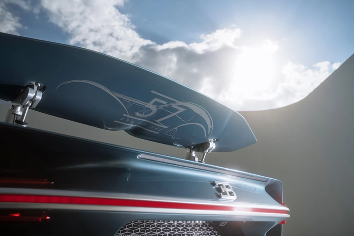 Hình ảnh chiếc Bugatti Type 57 SC Atlantic cũng được phát họa ở mặt dưới cánh gió khí động học chủ động, đi kèm ký tự "57 One of One" cỡ lớn.