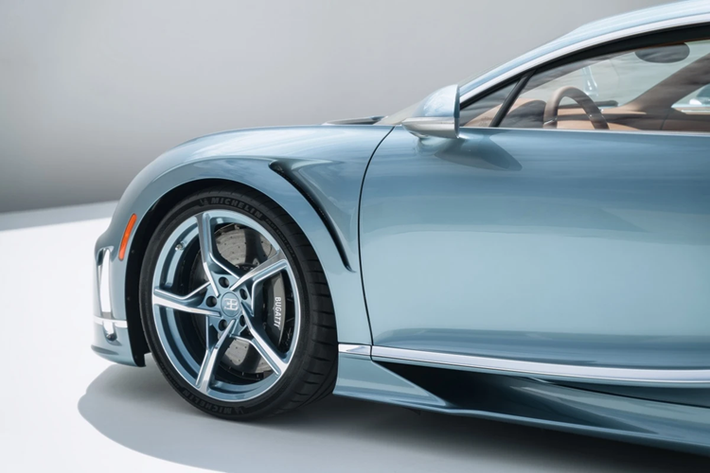Bộ mâm thể thao 5 chấu đặc trưng của dòng Chiron Super Sport cũng sở hữu phối màu tương tự. Lốp Michelin Pilot Sport Cup 2 có thể chịu được vận tốc trên 400 km/h.