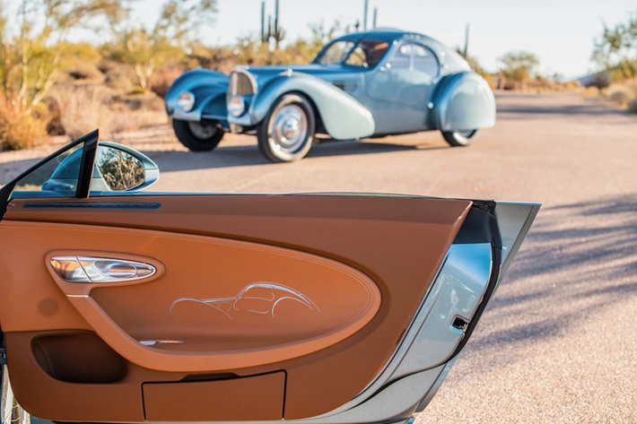 Bề mặt tapi cửa cũng được trang trí với hình ảnh của chiếc Bugatti Type 57 SC Atlantic.