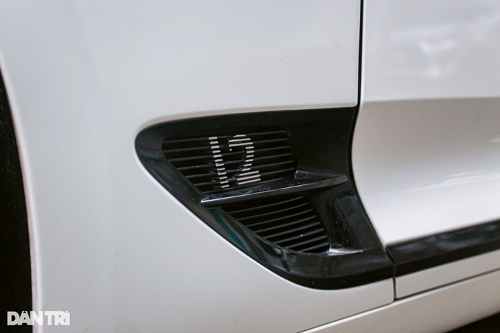 Bentley Continental GT W12 trang bị động cơ W12, dung tích 6.0 lít, sản sinh công suất tối đa 626 mã lực và mô-men xoắn cực đại 900Nm - mạnh hơn một số siêu xe của Lamborghini, Ferrari. Sức mạnh truyền đến bốn bánh xe thông qua hộp số tự động ly hợp kép 8 cấp.