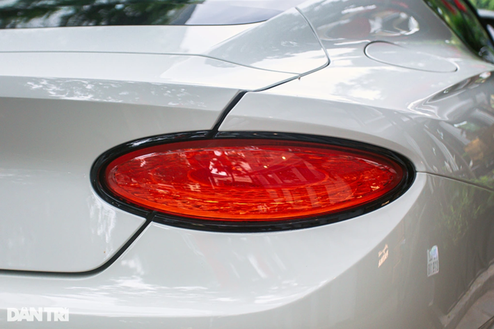 Do chỉ lăn bánh hơn 2.000 km mỗi năm, khoang nội thất của chiếc Bentley Continental GT này còn rất mới và chưa có dấu hiệu "lão hóa". Ghế ngồi bọc da cao cấp không có các vết nhăn. Táp-lô, táp-pi cửa ốp gỗ óc chó Dark Burr kèm gỗ màu đen (Ảnh: Tiến Dũng).