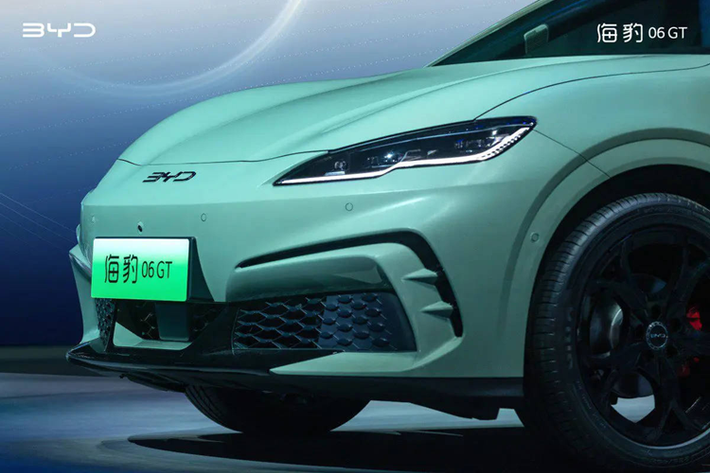 Trạng thái hoàn thiện của xe điện BYD Seal 06 GT cũng không khác mấy so với lúc còn là mẫu thử ý tưởng, với kích thước tổng thể dài x rộng x cao lần lượt là 4.630 x 1.880 x 1.490 (mm), chiều dài cơ sở đạt 2.820 mm. Seal 06 GT nhỏ hơn chút so với mẫu sedan BYD Seal từng ra mắt Việt Nam vào tháng 7 vừa qua.
