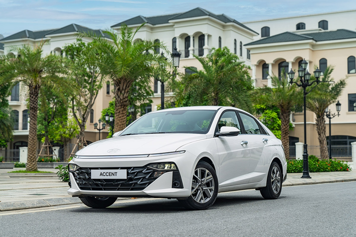 Hyundai Accent 2024 tại Việt Nam hiện có 4 phiên bản và giá bán dao động từ 439 - 569 triệu đồng. Với ưu đãi 50% lệ phí trước bạ, khách hàng mua xe trong tháng 6 này sẽ tiết kiệm được số tiền từ 22 - 34 triệu đồng, tùy phiên bản và tỉnh, thành đăng ký.