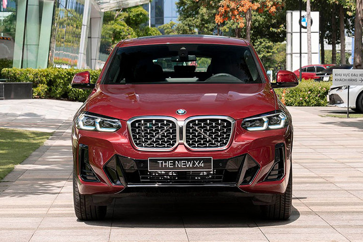 BMW cho biết họ sẽ tung ra ít nhất 6 mẫu xe điện trên nền tảng chuyên dụng mới vào năm 2028. iX4 có thể là một trong số đó, cùng với mẫu crossover iX3 đã được xác nhận sẽ ra mắt vào năm 2025 và mẫu sedan i3 sẽ ra mắt vào năm 2026.