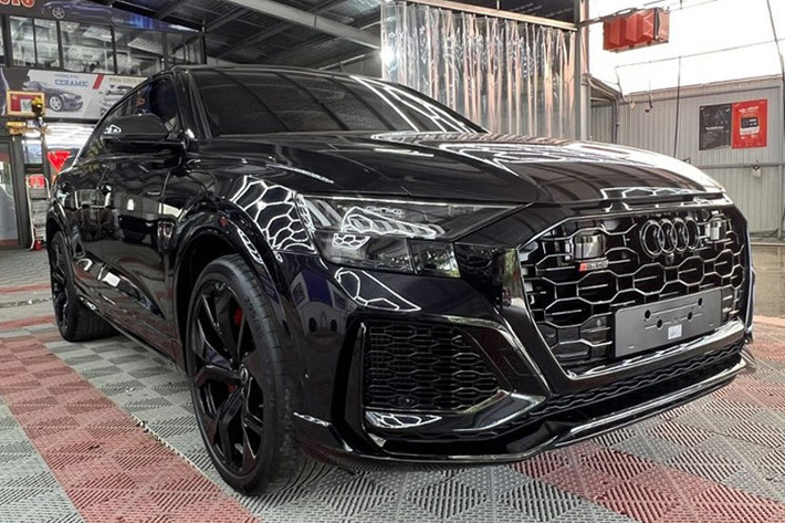 Chiếc Audi RS Q8 độc nhất Việt Nam trong bài viết này thuộc đời 2021, được đưa về nước vào hồi tháng 4/2022 bởi một đơn vị nhập khẩu tư nhân. Đến khoảng giữa tháng 9/2023, mẫu SUV lai coupe này đã tìm được chủ nhân, là một đại gia đến từ Nghệ An.