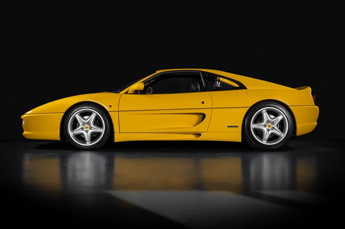 Mặc dù Ferrari F355 Berlinetta thay thế 348 TB nhưng mẫu xe sở hữu một diện mạo khác biệt. Đối lập với 348 có thiết kế góc cạnh, F355 Berlinetta lại sở hữu những đường nét thiết kế sang trọng, cổ điển với những đường nét mềm mại giúp xe trở nên tròn trịa hơn.