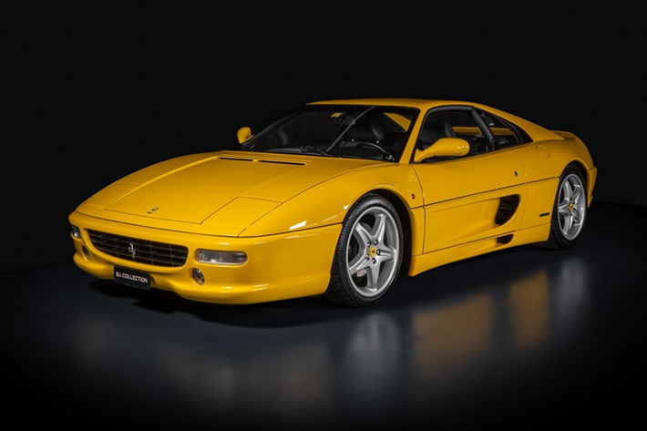 Vào mùa xuân năm 1994, mẫu xe hai chỗ Ferarri F355 Berlinetta ra mắt đầu tiên và được mệnh danh là “kẻ tiên phong về kỹ thuật” ở thời điểm bấy giờ. Mẫu xe sở hữu hiệu năng mạnh mẽ hơn và đồng thời là mẫu xe V8 quan trọng hàng đầu từng được Ferrari sản xuất.