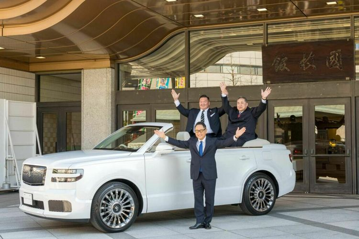 Mới đây, Toyota Century SUV mui trần đã bất ngờ xuất hiện tại Giải đấu Grand Sumo ở Nhật Bản. Phiên bản đặc biệt này được phát triển theo yêu cầu đặc biệt của một đô vật Sumo đã nghỉ hưu, nhằm mục đích làm phương tiện diễu hành cho các nhà vô địch trong tương lai.