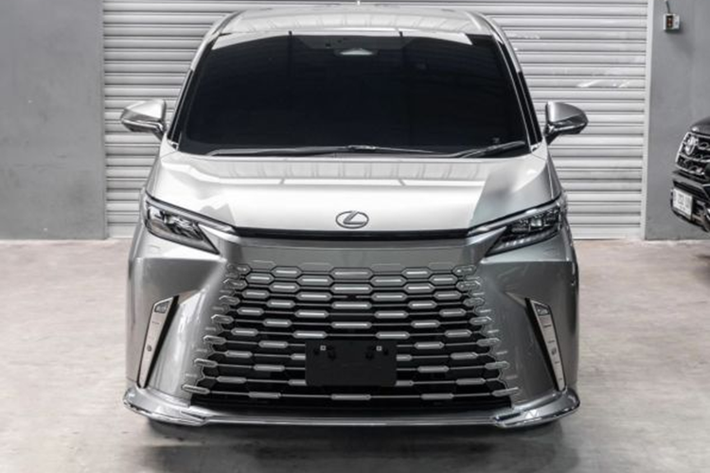 MPV hạng sang Lexus LM được phát triển dựa trên cơ sở gầm bệ TNGA của tập đoàn mẹ Toyota, xe sở hữu kích thước dài x rộng x cao lần lượt là 5.125 x 1.890 x 1.955 mm và chiều dài cơ sở 3.000 mm. So với thế hệ cũ, xe dài hơn 85 mm, rộng hơn 40 mm, cao hơn 10 mm trong khi chiều dài cơ sở giữ nguyên.