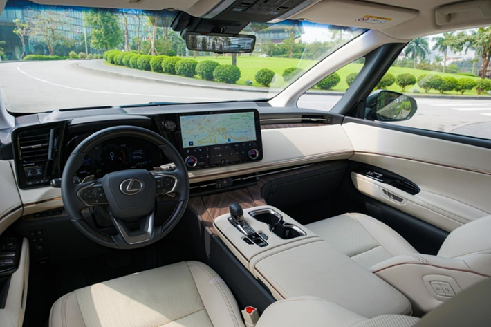 Trong khi đó, logo của hãng Lexus đã được chuyển từ bên trong lưới tản nhiệt lên trên nắp ca-pô. Ở hai góc cản trước có thêm khe gió nằm dọc, trang trí bằng nẹp màu bạc cứng cáp hơn.