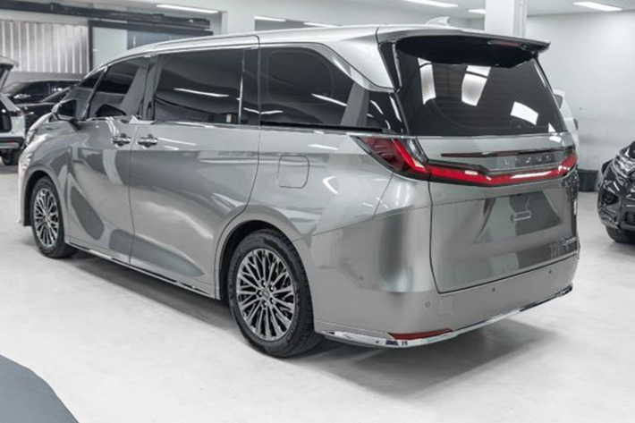 Về trang bị an toàn, Lexus LM 2024 tại Việt Nam sở hữu nhiều tính năng hỗ trợ lái nổi trội như: 6 túi khí, hệ thống cảnh báo điểm mù, cảnh báo phương tiện cắt ngang khi lùi, cảnh báo phương tiện tới gần khi mở cửa, cảnh báo tiền va chạm