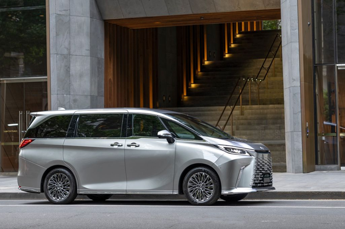 Lexus LM 2024 mới được phân phối tại Việt Nam với một phiên bản duy nhất là LM 500h với hai cấu hình nội thất là 6 và 4 chỗ. Giá bán của bản 6 và 4 chỗ lần lượt là 7,29 tỷ đồng và 8,71 tỷ đồng.