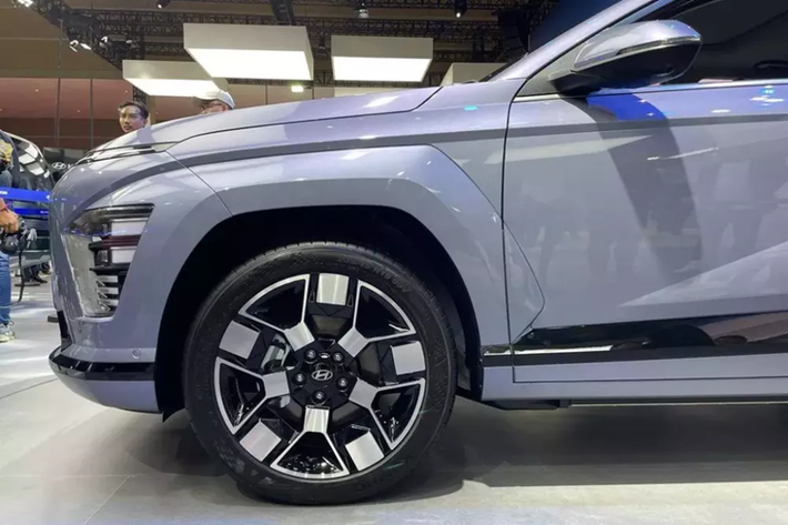 So với phiên bản máy xăng và hybrid của dòng Hyundai Kona thế hệ mới, mẫu SUV điện này sở hữu một số chi tiết ngoại thất khác biệt như lưới tản nhiệt đóng kín, tích hợp cổng sạc, cản trước, cản sau và vành la-zăng 17 inch. Thêm vào đó là 2 dải đèn với thiết kế dạng điểm ảnh nằm vắt ngang đầu xe và đuôi xe.