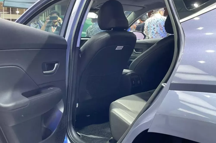 Chưa hết, mẫu SUV điện này là hệ thống thông tin giải trí ccNC thế hệ tiếp mới, hỗ trợ các tính năng dành riêng cho ô tô điện như tối ưu hóa hệ thống đèn nội thất, sưởi ấm/làm mát pin, điều hòa nhiệt độ để tiết kiệm điện và lên lộ trình cho xe.