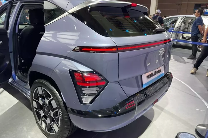 Hyundai Kona Electric thế hệ mới đã lần đầu tiên trình làng tại thị trường Hàn Quốc vào hồi tháng 12/2022. Ở thế hệ mới, xe có kích thước dài x rộng x cao lần lượt là 4,355 x 1.825 x 1.550 mm và chiều dài cơ sở 2.660 mm. Như vậy, mẫu xe này có kích thước ngang ngửa với mẫu ô tô điện VinFast VF6 nhưng chiều dài cơ sở ngắn hơn 70 mm.