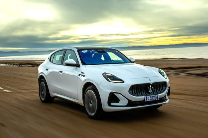 Maserati Grecale Folgore 2024 mới gây ấn tượng với lưới tản nhiệt phía trước có các đường cắt hình bầu dục mỏng thay vì các thanh dọc, trong khi các khe hút gió ở góc trên cản trước có cùng màu thân xe.