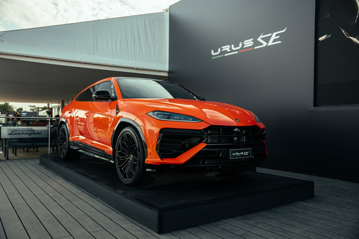 Chiếc Revuelto độc nhất được trưng bày tại Lamborghini Lounge được bộ phận Ad Personam của Lamborghini tạo ra đặc biệt để kỷ niệm sự kiện Goodwood năm nay và đây cũng là minh chứng cho tiềm năng gần như vô hạn trong việc cá nhân hóa một chiếc Lamborghini mới.