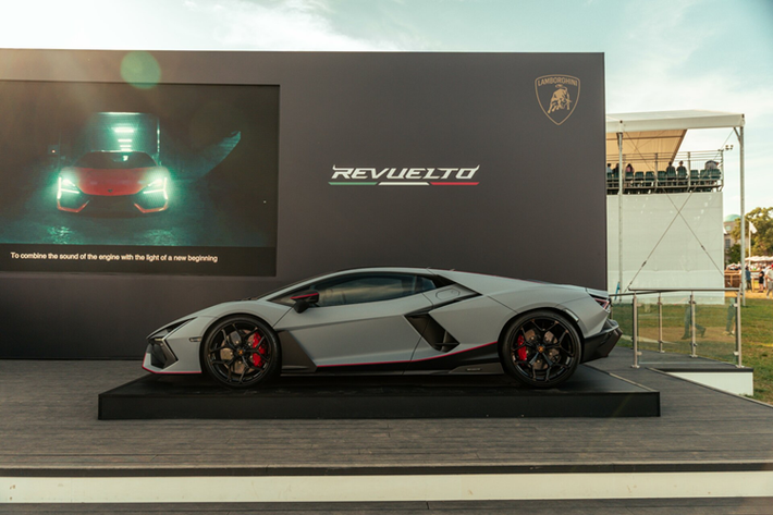Với ngoại thất màu xám Grigio Acheso với các chi tiết và sọc Rosso Mimir màu đỏ, chiếc siêu xe Lamborghini Revuelto rất thể thao được trang bị nhiều chi tiết được làm bằng sợi carbon nhẹ bao gồm cản, bệ cửa và cánh cửa, với mui xe Nero Nemesis màu đen, ống xả màu đen mờ và trang bị bộ mâm xe 22 inch màu đen.