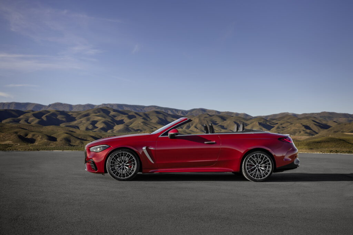 Vì là phiên bản AMG nên CLE 53 Cabriolet được trang bị lưới tản nhiệt nan dọc hầm hố, cản trước thể thao hơn, các phần vè ốp hốc bánh xe rộng hơn cùng hệ thống xả kép.