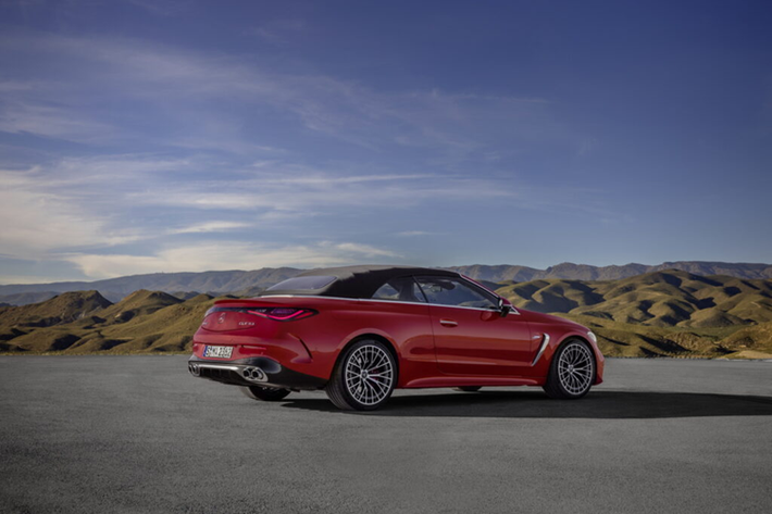 Đối với phiên bản mui trần, Mercedes đã bổ sung thêm bộ điều hướng gió điện Aircap và hệ thống sưởi và thông gió cổ Airscarf. Đồng thời, hệ thống chống lật, trụ cứng, túi khí bổ sung và thân xe được gia cố về mặt kết cấu giúp nâng cao độ an toàn.