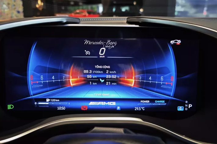 Nội thất xe Mercedes-AMG SL43 thế hệ thứ 7 sở hữu màn hình giải trí kích thước 11,9 inch, tích hợp đầy đủ các tính năng, giúp người sử dụng có thể tùy chỉnh, và ngoài ra, nó có thể thay đổi vị trí để chống chói. Màn hình sau tay lái dạng kỹ thuật số 12,3 inch.