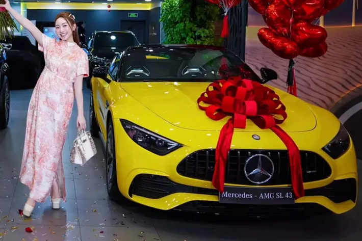Mercedes-AMG SL43 R232 của vợ chồng Chi Bảo được trang bị khối động cơ 4 xylanh, dung tích 2.0 lít, sẽ sản sinh ra công suất tối đa 375 mã lực và mô-men xoắn cực đại 480 Nm. Sức mạnh trên Mercedes-AMG SL43 sẽ đi kèm với hộp số 9 cấp, nhờ đó, giúp xe tăng tốc 0- 100 km/h chỉ trong thời gian 4,9 giây, vận tốc tối đa 275 km/h.
