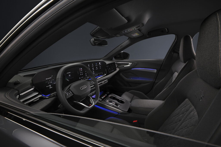 Để thiết kế A5 mới, Audi đã hướng tới việc tuân theo triết lý thiết kế “lấy con người làm trung tâm”, “hiện đại hóa kỹ thuật số” và được tạo thành từ hai màn hình thông tin giải trí MMI, cung cấp thông tin quan trọng cho cả người lái và hành khách, đồng thời còn có thiết kế được trau chuốt về cảm giác về không gian và sự thoải mái của xe.