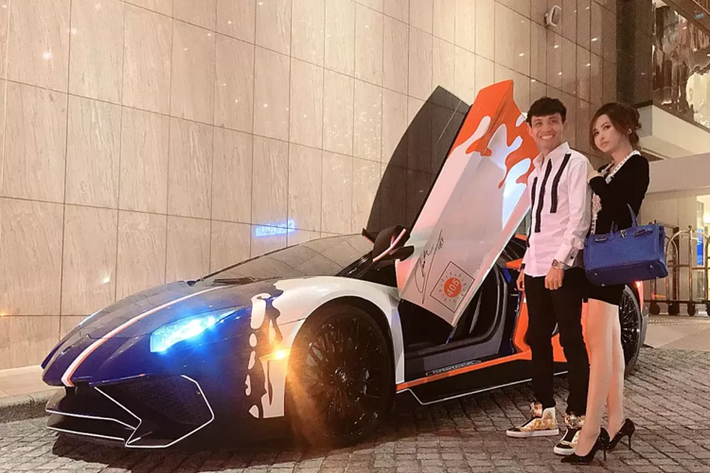 Là 1 trong những tay chơi siêu xe hàng đầu tại Việt Nam, ông Phạm Trần Nhật Minh hay còn gọi với cái tên tay chơi siêu xe Minh Nhựa luôn tìm các mẫu xe độc lạ, đắt đỏ để chơi, đó là Lamborghini Murcielago LP670-4, Bugatti Veyron, Pagani Huayra, McLaren Elva...