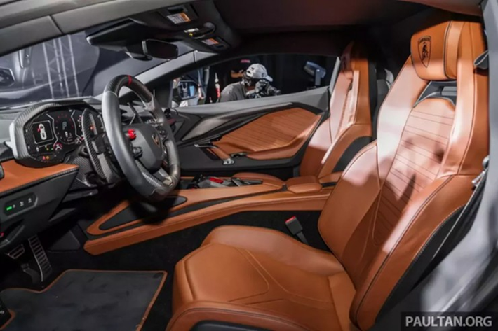 Kết hợp với mô-tơ điện, động cơ của siêu xe Lamborghini Revuelto sẽ tạo ra khối công suất tối đa tổng cộng lên đến 1.015 mã lực. Đây là siêu xe thương mại đầu tiên của hãng Lamborghini có công suất tối đa vượt ngưỡng 1.000 mã lực.