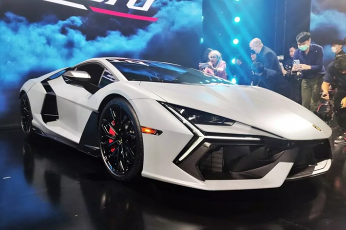So với đàn anh Lamborghini Aventador Ultimae, Revuelto mới tăng tốc nhanh hơn nhưng vận tốc tối đa thấp hơn 5 km/h, thậm chí so với đối thủ Ferrari SF90 Stradale, Lamborghini Revuelto dù dùng máy mạnh hơn, công suất cao hơn nhưng 0-100 km/h tương đương nhau.