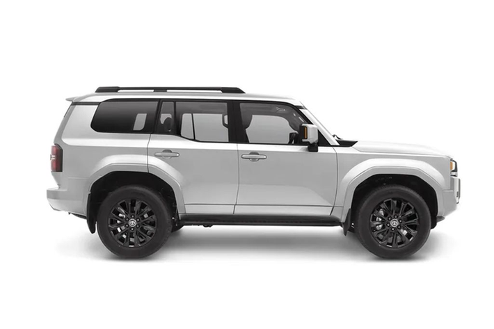 Mẫu xe SUV Toyota Land Cruiser Prado 2025 có kiểu dáng hình hộp lấy cảm hứng từ phong cách cổ điển trên mẫu J60 từ những năm 80. Tuy nhiên, Toyota Land Cruiser Prado 2025 dành cho thị trường Philippines có thiết kế lưới tản nhiệt khác so với xe ra mắt hồi đầu năm tại Mỹ.