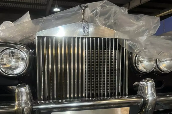 Những chiếc siêu xe, và xe siêu sang tham dự hành trình xe Gumball 3000 được vận chuyển về Việt Nam bằng máy bay, sau đó, di chuyển về nhà kho của sân bay Tân Sơn Nhất, trước khi làm các thủ tục để tập kết về địa điểm nằm gần quận 1.