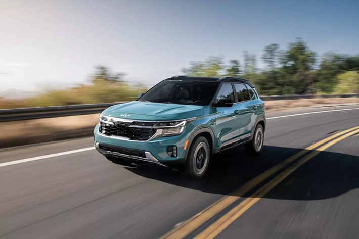 Kia Seltos 2025 mới đã chính thức được công bố tại thị trường Mỹ với nhiều thay đổi đáng quan tâm. Mẫu crossover này đã được nâng cấp facelift vào năm 2023 nên không có quá nhiều cải tiến rõ rệt, tuy nhiên Kia cho biết xe sẽ có “các tính năng tiêu chuẩn mới và cải tiến trên tất cả các phiên bản”.
