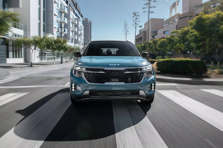 Cụ thể, mức giá xe Seltos 2025 tại Mỹ bán ra khởi điểm từ 24.590 USD (quy đổi tương đương 627 triệu đồng), tức là cao hơn đúng 100 USD (2,5 triệu đồng) so với bản đời 2024 từng ra mắt năm 2023. Phần lớn các thay đổi áp dụng cho cấu hình Seltos EX tầm trung.