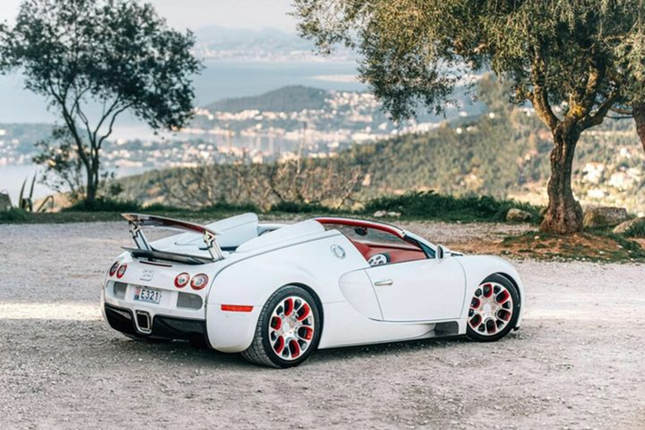 Veyron Grand Sport chỉ được sản xuất với số lượng giới hạn 58 xe trên toàn thế giới và chiếc “Wei Long” này mang số thứ tự 50/58.