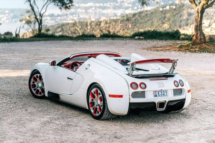 Dưới nắp capo của siêu phẩm Bugatti Veyron Grand Sport phiên bản Rồng này khối động cơ W16 8.0L, sản sinh công suất lên tới 1.200 mã lực, mô-men xoắn cực đại 1.500 Nm, đi kèm hộp số 7 cấp DSG và hệ dẫn động 4 bánh toàn thời gian. Chiếc xe có khả năng tăng tốc 0-100 km/h trong khoảng 2,5 giây và vận tốc tối đa 407 km/h.