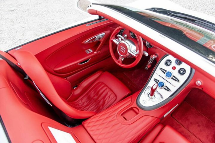 Ngoại thất của chiếc Bugatti Veyron Grand Sport Wei Long được sơn màu trắng sứ Porcelain White. Đi kèm với đó là bộ mâm đa chấu màu trắng viền đỏ, có logo trung tâm được làm từ gốm với ký tự Rồng bằng chữ Hán "Long", kích thước 20 inch ở phía trước và 21 inch ở phía sau.