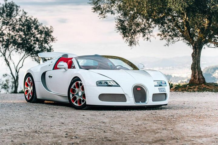 Tại buổi đấu giá được tổ chức vào ngày 18/2/2024 trên trang Collecting Cars, chiếc hypercar hàng thửa Bugatti Veyron Grand Sport bản rồng “Wei Long” đã được chốt bán thành công với số tiền lên tới 1,61 triệu Euro (khoảng 42,55 tỷ đồng).