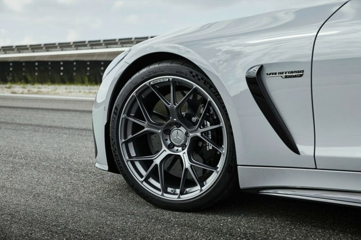 Mẫu coupe thể thao này còn được bổ sung hệ thống làm mát chủ động cho hộp số phụ cũng như các bộ tản nhiệt cho bộ vi sai trước và sau. Các nhà thiết kế cũng đã tinh chỉnh các cánh gió dưới gầm xe và tấm ốp phanh để "tối ưu hóa luồng khí đến phanh, giúp tăng độ bền và ngăn nhiệt độ phanh quá cao".