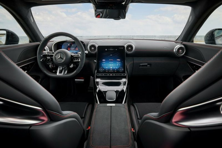 Ở bên trong, Mercedes-AMG GT 63 Pro có ghế AMG Performance và vô lăng thể thao. Xe cũng được trang bị cụm đồng hồ kỹ thuật số cỡ 12,3 inch và hệ thống thông tin giải trí 11,9 inch.