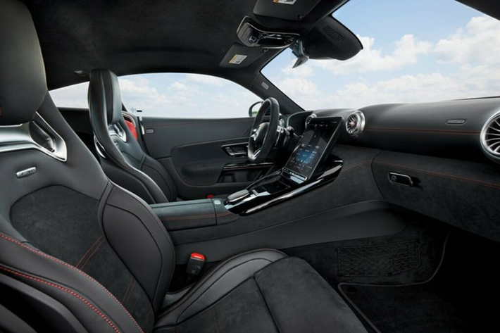Sức mạnh của Mercedes-AMG GT 63 Pro được cung cấp bởi động cơ V8 4.0 lít tăng áp kép sản sinh công suất 603 mã lực và mô-men xoắn 849 Nm. So với GT 63 bản thường, mẫu xe mới mạnh hơn 26 mã lực và 50 Nm lực kéo. Đi kèm với đó là hộp số tự động 9 cấp và hệ dẫn động 4 bánh toàn thời gian.
