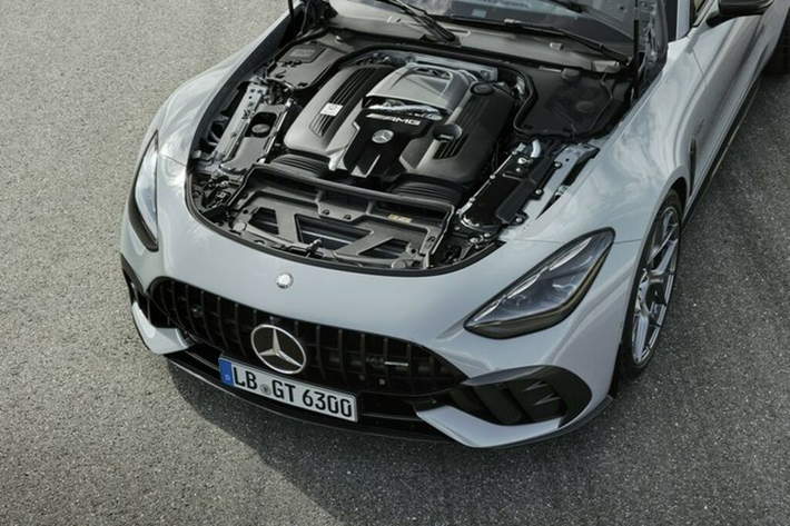 Thiết lập này cho phép chiếc coupe tăng tốc từ 0-96 km/h trong khoảng 3,1 giây trước khi đạt tốc độ tối đa là 317 km/h. Nhằm hỗ trợ động cơ V8 phát huy tối đa sức mạnh, xe được trang bị thêm hai bộ tản nhiệt để tăng hiệu quả làm mát và hiệu suất đường đua.