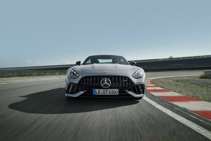 Mercedes-AMG GT 63 Pro sở hữu bộ mâm kích thước 21 inch đi kèm lốp Michelin Pilot Sport 5 hoặc Michelin Pilot Sport Cup 2 R. Đặc biệt hơn, xe được trang bị bộ phanh gốm có kích thước lớn nhất từ trước đến nay của AMG, lên tới 16,5 inch cùng với kẹp phanh 6 piston.