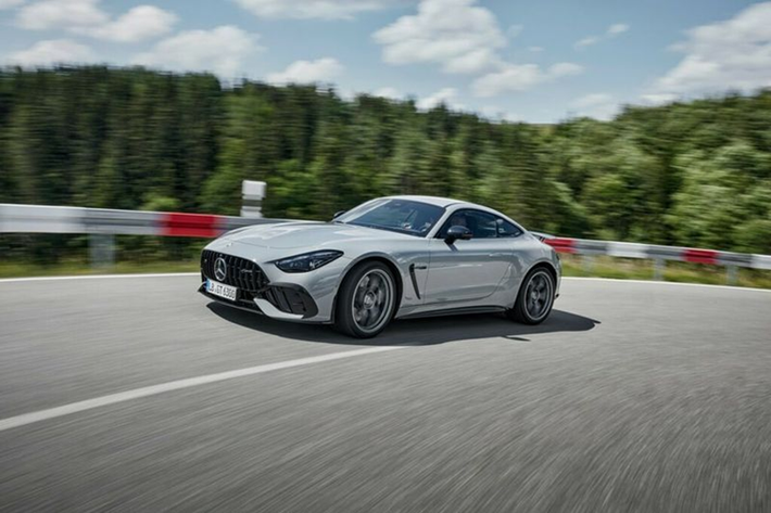 Mercedes-AMG GT 63 Pro 2025 mới được thiết kế để tối ưu khả năng khí động học. Phần đầu xe được tinh chỉnh lại với điểm nhấn là khe gió ở hai bên có kích thước khổng lồ. Xe còn được trang bị hệ thống kiểm soát không khí AirPanel chủ động, giúp giảm tới gần 30 kg lực nâng của không khí tác động lên xe.