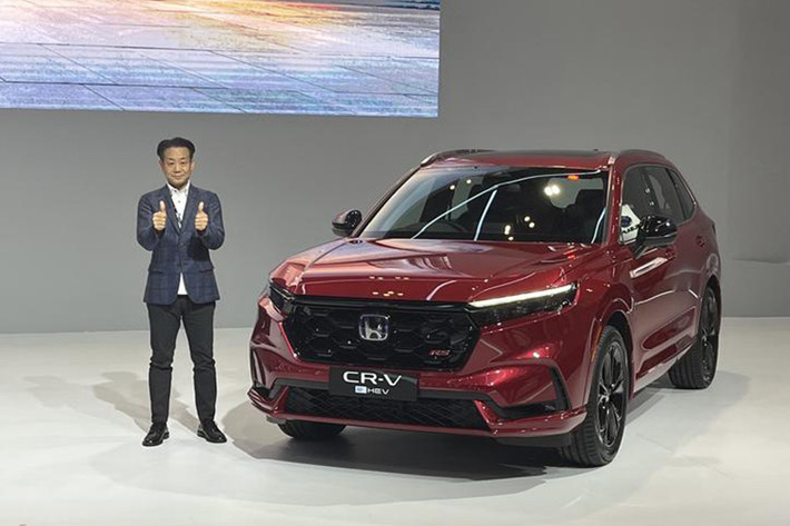 Tại Malaysia, Honda CR-V e:HEV RS được lắp ráp CKD thay vì nhập nguyên chiếc từ Thái Lan như Việt Nam. Và để kỷ niệm 20 năm lắp ráp CR-V, Honda Malaysia cũng áp dụng giá ưu đãi cho 750 khách hàng đầu tiên mua phiên bản S tiêu chuẩn với giá chỉ từ 157.900 RM (821 triệu đồng).