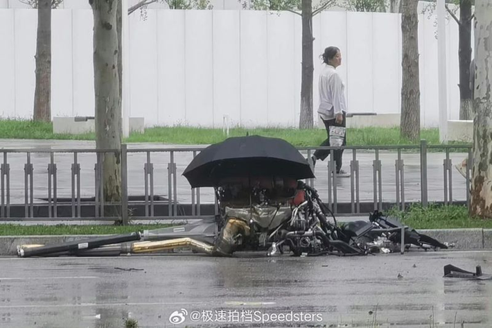 Vụ va chạm mạnh đã khiến cho chiếc siêu SUV đắt tiền này bị hư hại nặng nề ở cả phía trước và sau. Thậm chí, khối động cơ V12 của chiếc Ferrari Purosangue này còn văng hẳn ra ngoài xe.