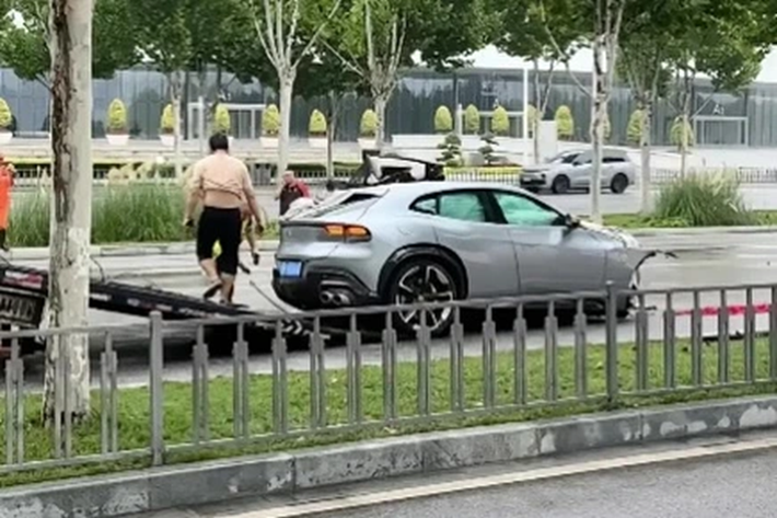 Theo hình ảnh được chụp tại hiện trường tai nạn, có thể thấy chiếc Ferrari Purosangue đã mất lái và va chạm vào dải phân cách khi di chuyển ở tốc độ cao trong điều kiện mặt đường ướt, trơn trượt do mưa lớn.