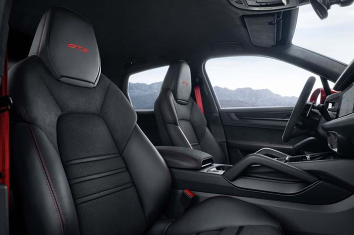 Cayenne bản tiêu chuẩn được trang bị động cơ V6 tăng áp 3.0 lít sản sinh công suất 348 mã lực và mô-men xoắn 500Nm.