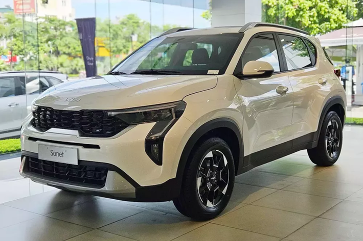 Vào hôm 8/6/2024 vừa qua, nhà phân phối THACO đã chính thức giới thiệu phiên bản nâng cấp giữa vòng đời của dòng xe Kia Sonet ở thị trường Việt Nam. Đến nay, những chiếc Kia Sonet 2024 mới nhất đã ồ ạt về đại lý.